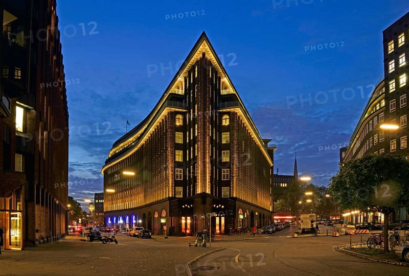 Europe, Germany, Hamburg, City, Kontorhausviertel, Chilehaus, clinker brick facade, built 1922 to 1924 by Fritz Höger, World Heritage Site, night, gable end, Hamburg, Hamburg, Federal Republic of Germany, Europe
