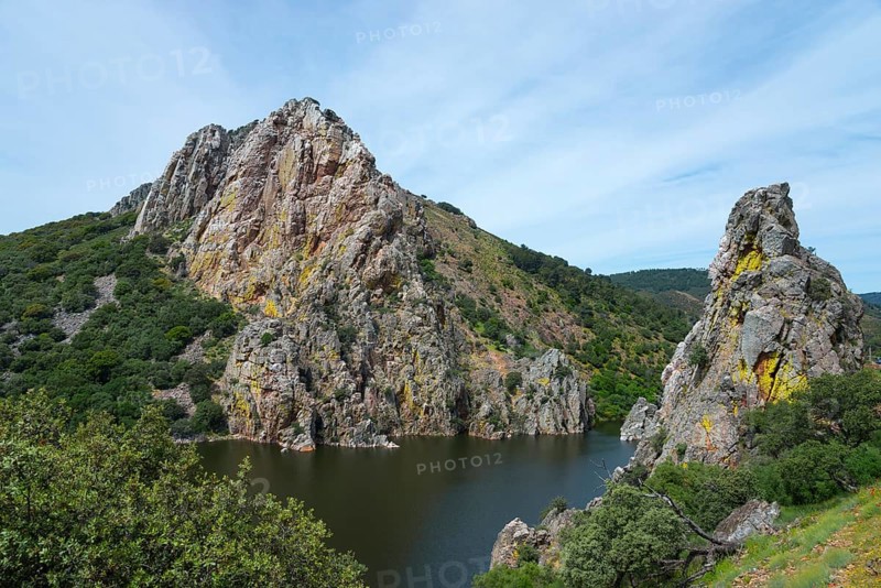 Large rock formations on the banks of a river under a blue sky, Salto del Gitano, River Tagus, Tagus, Monfragüe National Park, Cáceres, Caceres, Extremadura, Spain, Europe