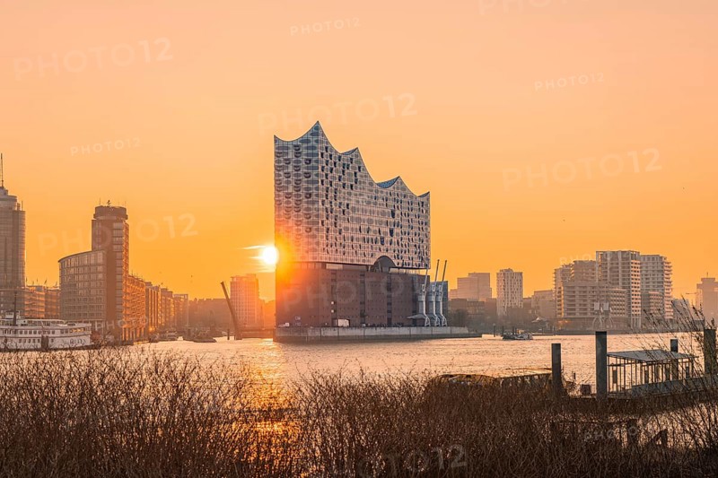Sunrise behind the Elbphilharmonie reflected on the water, Hamburg, Germany, Europe
