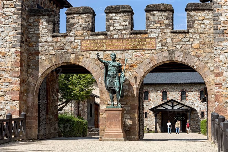 Main gate, Porta Praetoria with bronze statue of Emperor Antoninus Pius, plaque with inscription for Wilhelm II, Great Hall at the back, basilica, Saalburg Roman fort, reconstructed cohort fort, museum, archaeological park, Upper Germanic Raetian Limes, border of the Roman Empire, Bad Homburg vor der Höhe, Taunus, Hesse, Germany, Europe