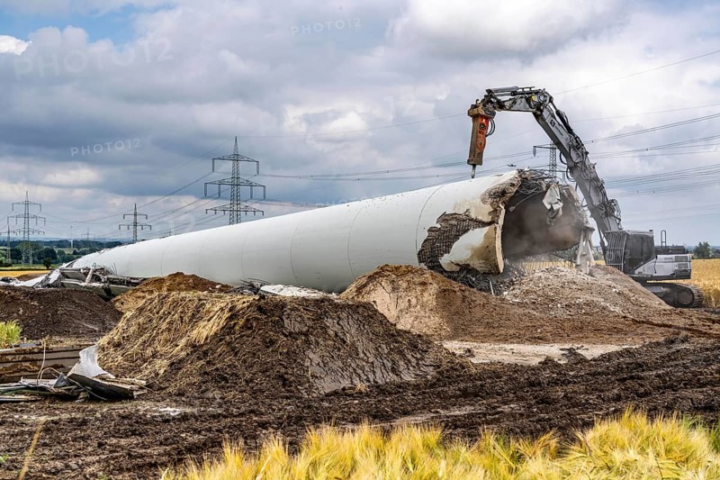 Demolished tower of a 20 year old wind turbine, in the Werl wind farm, 5 old Enercon E-66 turbines are demolished, 2 new Siemens SG6.6-170 wind turbines replace them, the 2 new wind turbines produce twice as much energy, 12 MW power, as the 5 old wind turbines, called repowering, demolition work, Werl, North Rhine-Westphalia, Germany, Europe