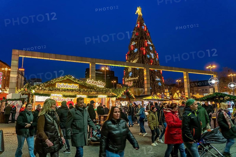 Christmas market in Dortmund, Hansaplatz, the market with the world's largest Christmas tree, North Rhine-Westphalia, Germany, Europe