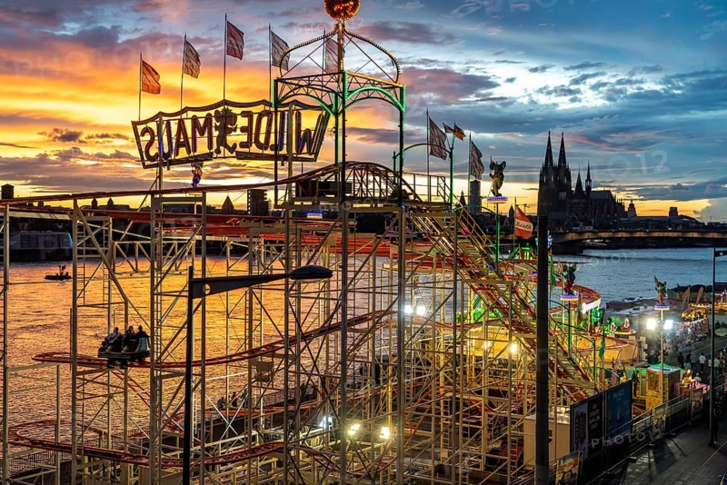 Happy Colonia funfair, Corona-compliant funfair at the Deutzer Werft, on the Rhine, Cologne Cathedral, Abendrot, Wild Mouse roller coaster, a temporary amusement park of the Cologne Showmen's Association, under Corona conditions, with entrance fee and admission only with the 3-G conditions, distances, one-way street, Cologne, North Rhine-Westphalia, Germany, Europe