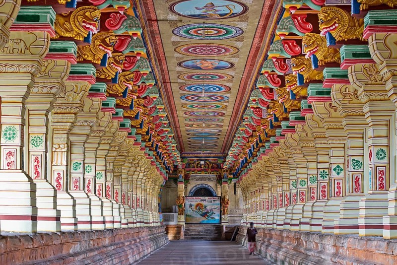 Colourfully painted pillars, temple hall, Ramanathaswami Temple, Rameswaram or Rameshwaram, Pamban Island, Tamil Nadu, India, Asia