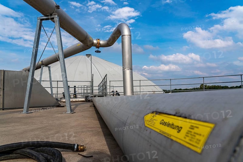 Biogas plant, gas storage, with dome, use of solid manure as energy source, gas pipelines, on a farm near Lippling, close to Delbrück in East Westphalia, in the district of Paderborn, 1.5 megawatts of electrical power, production of district heating for homes in the region, North Rhine-Westphalia, Germany, Europe