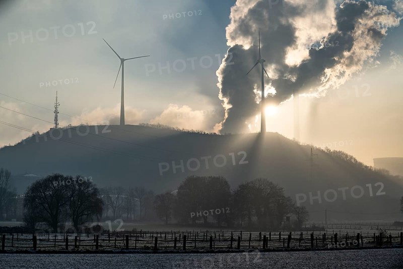 Windpark Halde Oberscholven, smoke clouds from the cooling tower and chimney of the Uniper coal-fired power plant Scholven, Gelsenkrichen, North Rhine-Westphalia, Germany, Europe