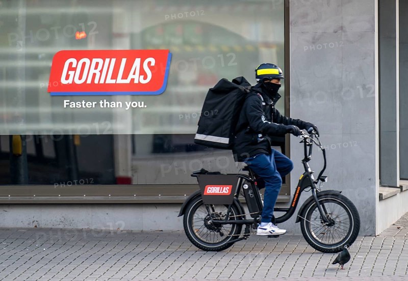 Bicycle courier from the fast delivery service Gorillas, delivers groceries, currently in over 20 German cities, within 10 minutes, orders via an app, Bochum, North Rhine-Westphalia, Germany, Europe
