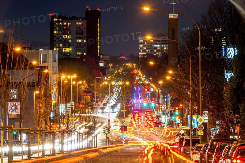 Evening city centre traffic, rush hour, Alfredstraße, B224, in Essen, Germany, Europe