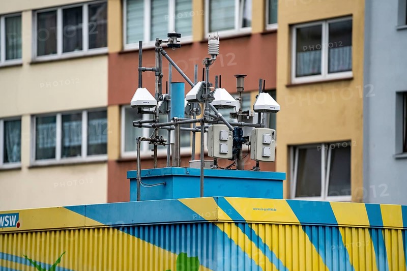 Air quality monitoring station, on the B7, Friedrich-Engels-Alle in Wuppertal, operated by the University of Wuppertal and Wuppertaler Stadtwerke WSW, permanent measurement of nitrogen oxide, ozone, carbon monoxide, carbon dioxide, particulate matter in the air, Wuppertal, North Rhine-Westphalia, Germany, Europe