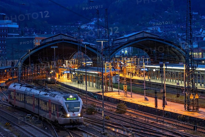 The main railway station of Hagen, station halls, tracks, platforms, regional express train, North Rhine-Westphalia, Germany, Europe