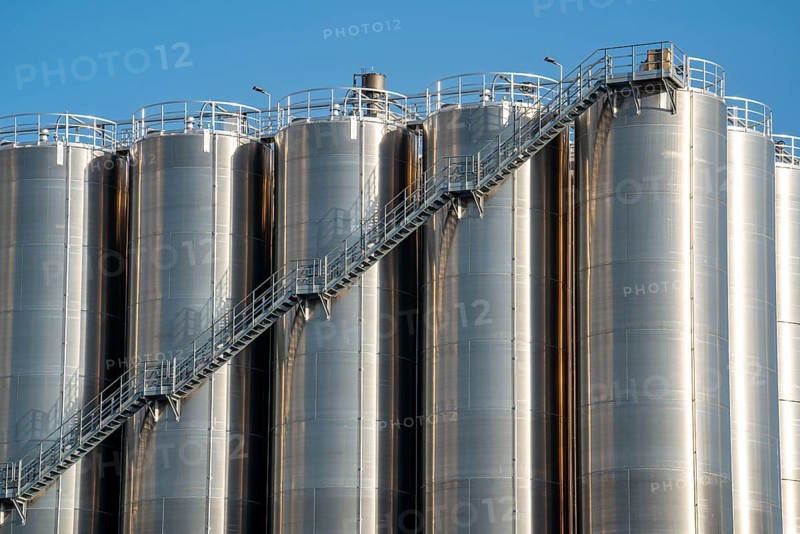Stainless steel tanks of a large silo facility in Duisburg inland harbour, Duisburg-Neuenkamp, for the storage of dry bulk materials such as plastic granulate, storage, distribution for further processing, Schmidt-Heilbronn company, North Rhine-Westphalia, Germany, Europe