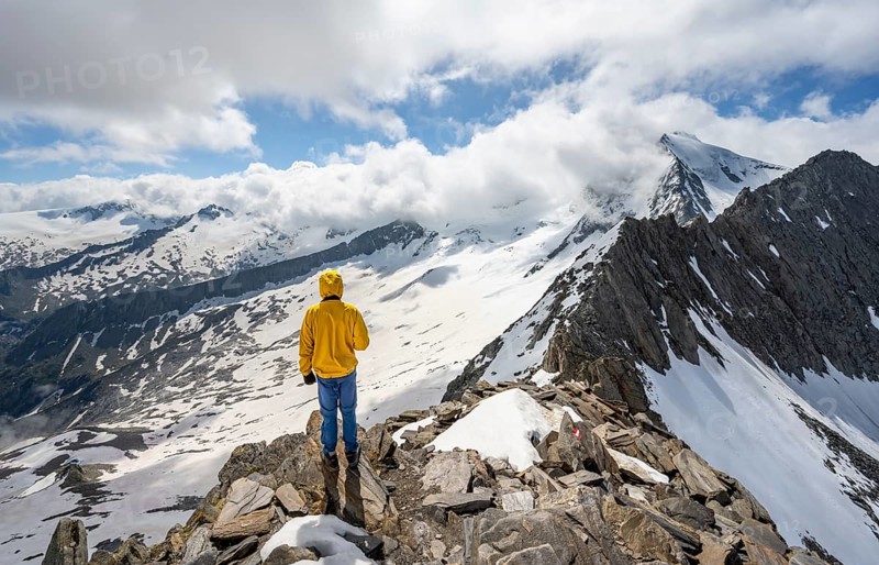 Mountaineer at the summit of the Schönbichler Horn, view of snow-covered mountain landscape with glaciated summit Großer Möseler, Berliner Höhenweg, Zillertal Alps, Tyrol, Austria, Europe