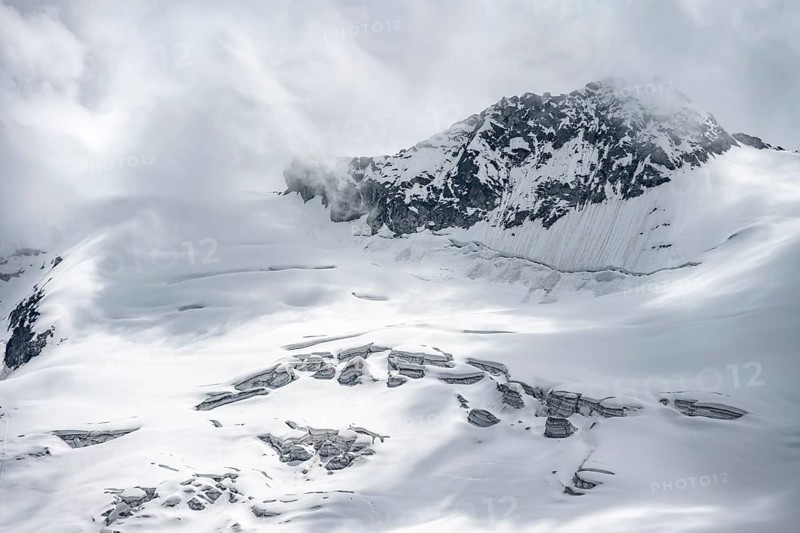 Snow and glacier ice with crevasses on the Waxeggkees glacier, Berliner Höhenweg, Zillertal Alps, Tyrol, Austria, Europe