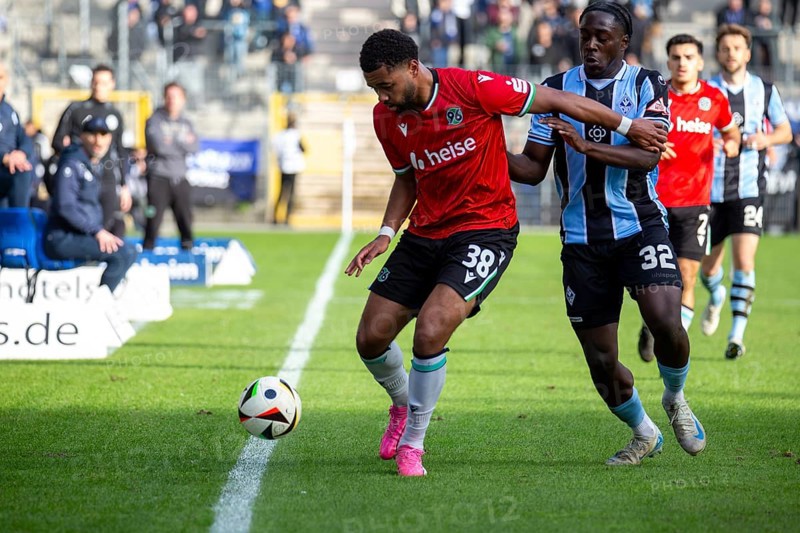 Football 3rd division, season 2024/25, matchday 15: Waldhof Mannheim vs Hannover 96 II. Picture: A duel between Brooklyn Kevin Ezeh (38, Hannover) and Kennedy Onyedika Okpala (32, Mannheim)