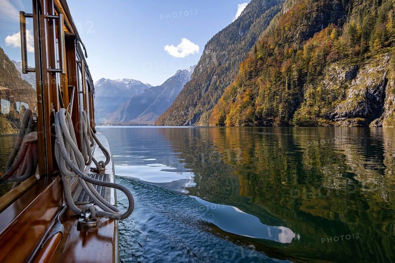 Tourist boat on the Königssee, autumnal mountain landscape reflected in the lake, Berchtesgaden National Park, Berchtesgadener Land, Upper Bavaria, Bavaria, Germany, Europe