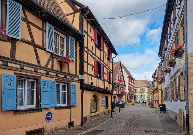 Well-kept half-timbered houses and floral decorations characterise the town centre of Eguisheim in Alsace. The town is classified as one of the Plus beaux villages de France. Eguisheim, Haut-Rhin, France, Europe