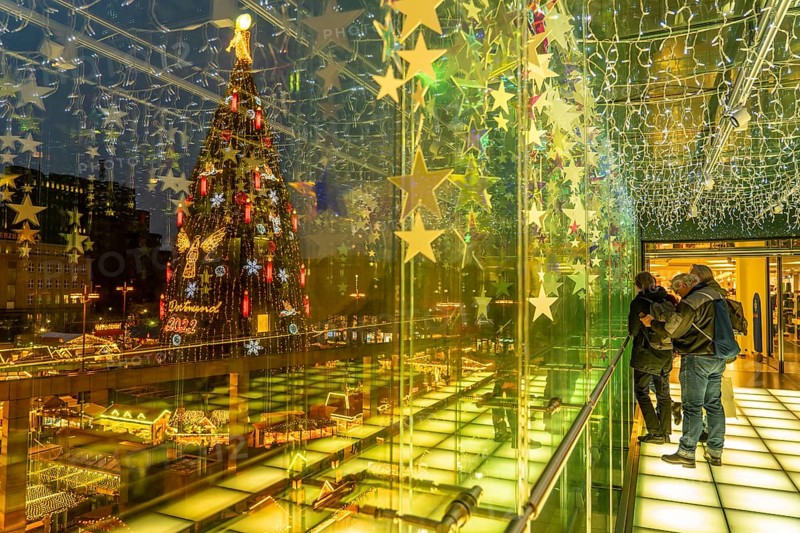 Christmas market in Dortmund, Hansaplatz, view from a pedestrian gallery between 2 department stores, onto the market with the biggest Christmas tree in the world, North Rhine-Westphalia, Germany, Europe