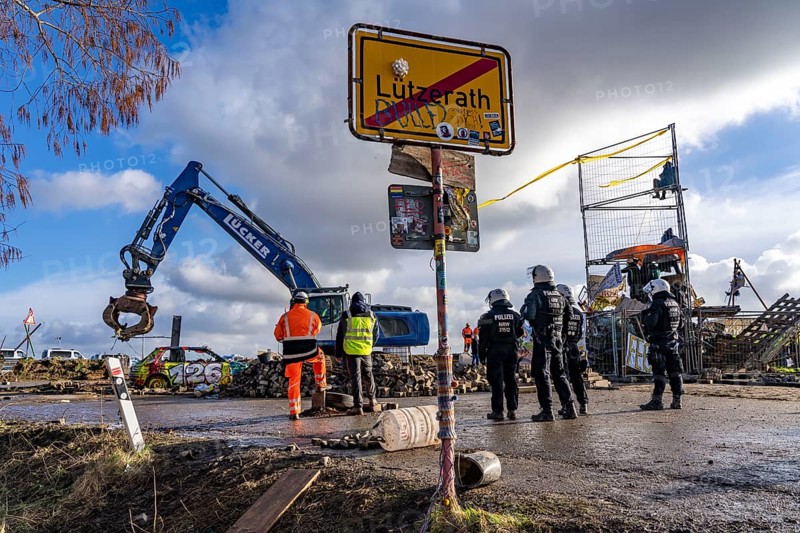 Beginning of the eviction of the Lützerath hamlet, camp of climate activists and squatters, at the Garzweiler 2 opencast lignite mine, by the police, Erkelenz, North Rhine-Westphalia, Germany, Europe