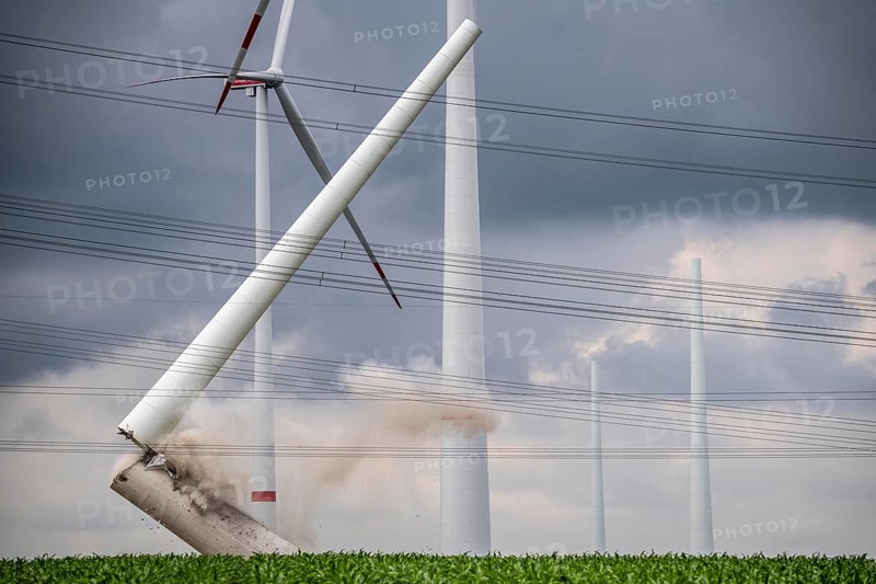 Demolition of the tower of a 20 year old wind turbine, in the Werl wind farm, 5 old Enercon E-66 turbines are demolished, 2 new Siemens SG6.6-170 wind turbines replace them, the 2 new wind turbines produce twice as much energy, 12 MW power, as the 5 old wind turbines, called repowering, Werl, North Rhine-Westphalia, Germany, Europe