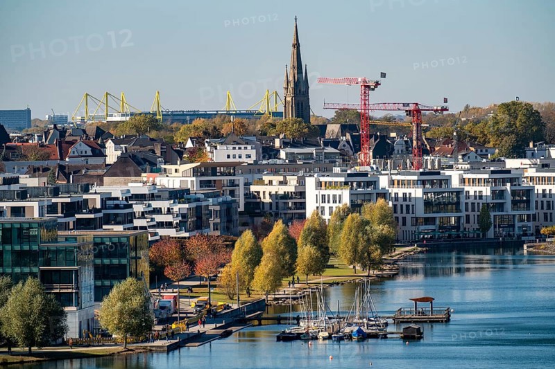The Phoenix Lake in Dortmund's Hörde district, an artificial lake on the former Phoenix-Ost steelworks site, residential development, local recreation area, catering, Dortmund, North Rhine-Westphalia, Germany, Europe
