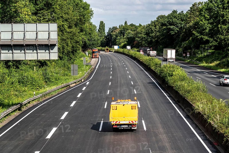 Marking work after the renewal of the road surface on the A40 motorway between the Kaiserberg junction and Mülheim-Heißen, in the direction of Essen, over a length of 7.6 kilometres, with whisper asphalt, so-called open-pored asphalt, 10-day closure of the motorway, North Rhine-Westphalia, Germany, Europe