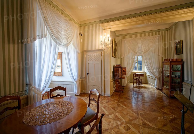 Biedermeier room, museum, interior view, Kriebstein Castle, hilltop castle or Spornburg from the late Middle Ages on the Zschopau river, Kriebstein near Waldheim, Saxony, Germany, Europe