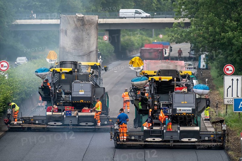 Renewal of the road surface on the A40 motorway between the Kaiserberg junction and Mülheim-Heißen, in the direction of Essen, over a length of 7.6 kilometres, with whisper asphalt, so-called open-pored asphalt, 10-day closure of the motorway, North Rhine-Westphalia, Germany, Europe