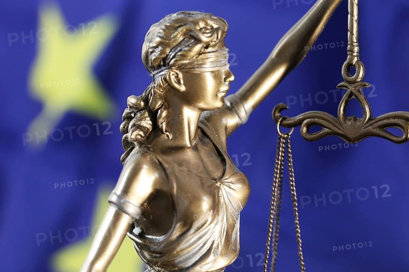 Symbolic image: Justitia in front of a European flag