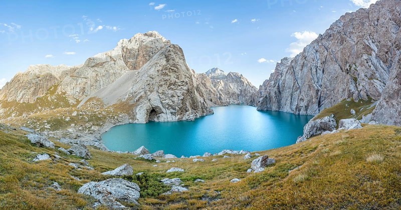 Turquoise mountain lake Kol Suu with rocky steep mountains, Kol Suu Lake, Sary Beles Mountains, Naryn Province, Kyrgyzstan, Asia