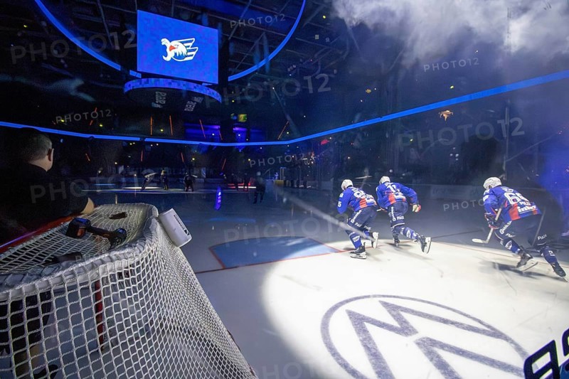 20.09.2024, DEL, German Ice Hockey League season 2024/25, Matchday 1: Adler Mannheim against Schwenninger Wild Wings. Picture: The Adler players skate into the SAP Arena for the first time in the 2024/25 season. The game was sold out with 13, 600 spectators