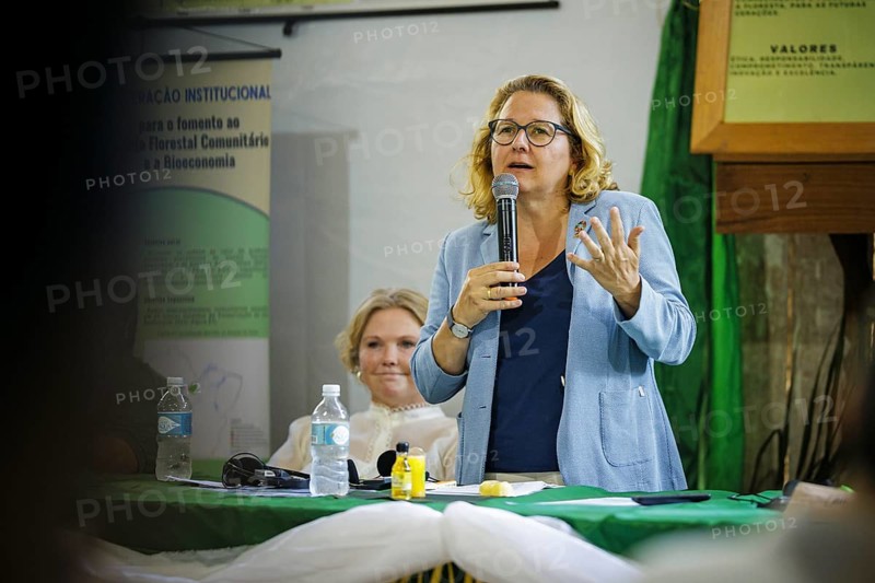 Svenja Schulze (SPD), Federal Minister for Economic Cooperation and Development, visits the cooperative of the traditional local population, COOMFLONA, in the Tapajos National Forest. Here she explains how copaiba oil is extracted from a tree. Tapajos National Forest, 19.07.2024. Photographed on behalf of the Federal Ministry for Economic Cooperation and Development