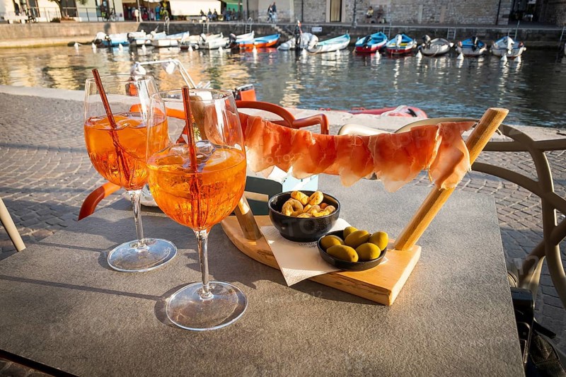Aperol with ham, olives, Mediterranean, bistro, snack, restaurant, gastronomy, bar, drink, alcohol, enjoyment, holiday, travel, Italy, Europe