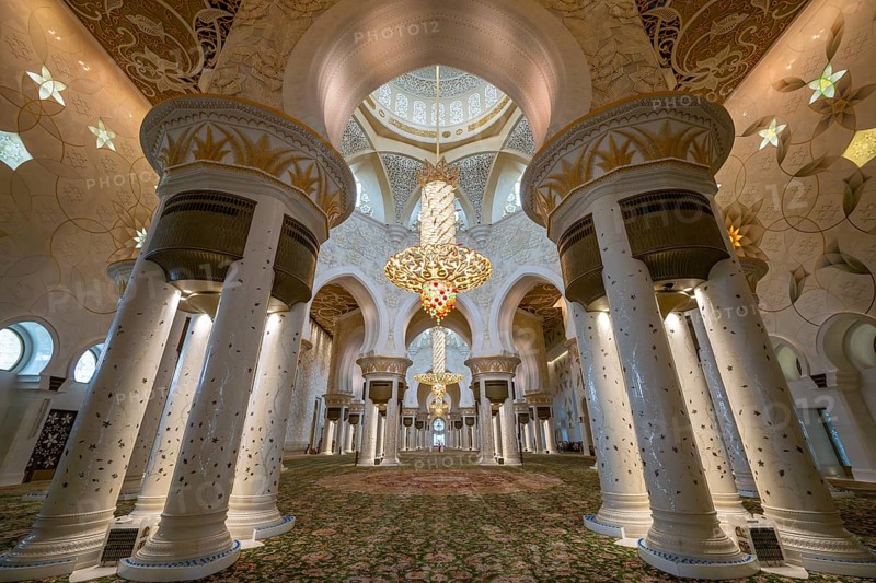 Prayer hall with chandelier in the Sheikh Zayed Mosque, Sheikh Zayed Mosque, Abu Dhabi, United Arab Emirates, Asia