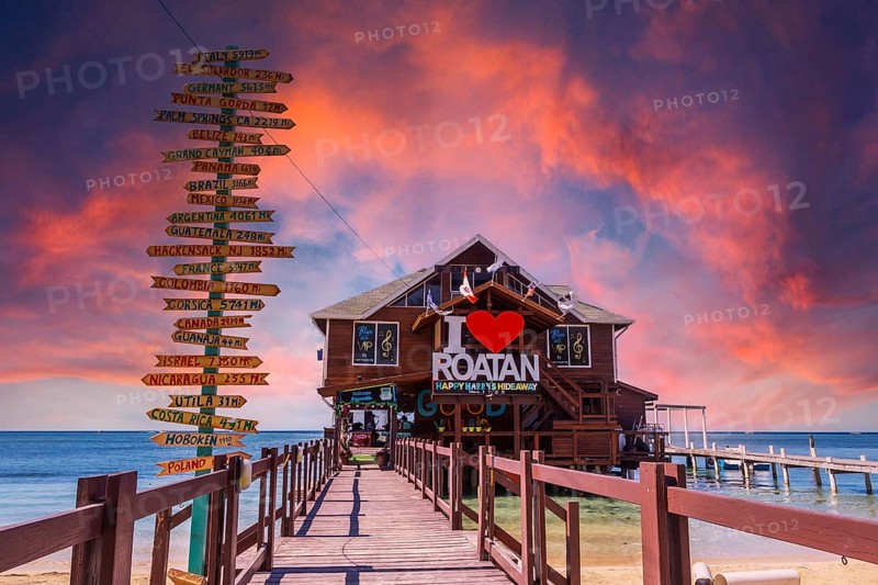 Roatán, Honduras », January 2020: a wooden bar over the sea at West End Beach on the island of Roatan at sunset