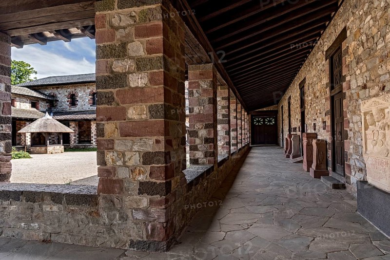 Colonnades, corridor around the courtyard of the Principia Commandery, Saalburg Roman fort, reconstructed cohort fort, museum, archaeological park, Upper Germanic Raetian Limes, border of the Roman Empire, Bad Homburg vor der Höhe, Taunus, Hesse, Germany, Europe