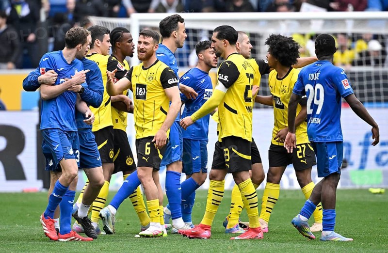 Scuffle, Arthur Chaves TSG 1899 Hoffenheim (35) and Salih Oezcan Borussia Dortmund BVB (06) clash, PreZero Arena, Sinsheim, Baden-Württemberg, Germany, Europe