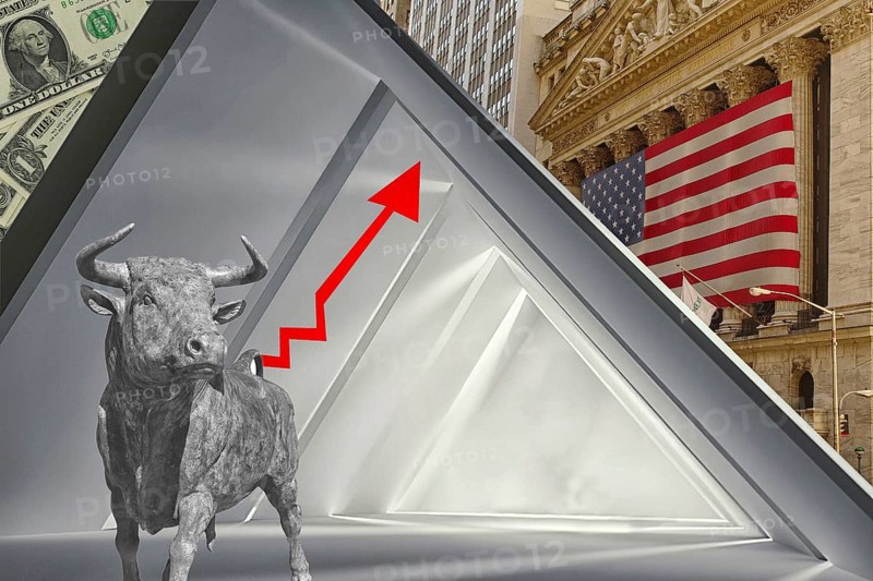 Symbolic image, bull stands for stock market boom, Wall Street and Dax upswing, President Trump's erratic decisions, global tariffs, share prices, euro, euro exchange rate, euro high, exchange rates, dollar parity, financial investment, recession worries, inflation, exports, raw materials and primary products in dollars, oil in dollars, world crisis, Ukraine war, Germany, loss of democracy, autocracy, China, Russia, Europe