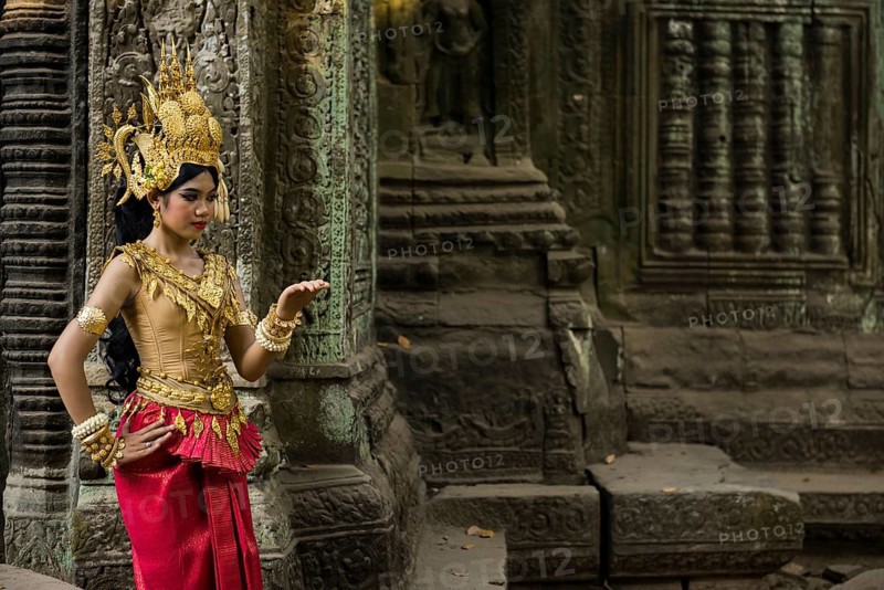 Young woman dressed as a temple dancer, Apsara, Ta Prohm, Angkor Wat, Angkor, UNESCO World Heritage Site, Siem Reap, Cambodia, Indochina, Southeast Asia, Asia