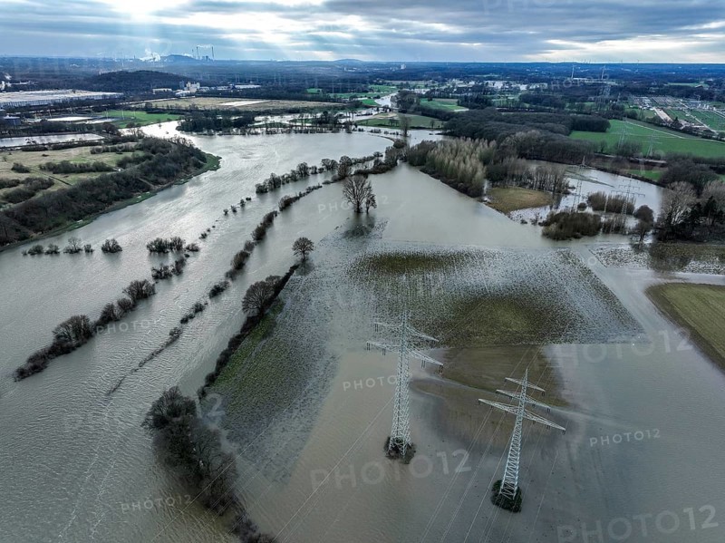Marl-Haltern am See, North Rhine-Westphalia, Germany, Flooding on the Lippe, river in the Ruhr area, in Haltern-Lippramsdorf and Marl, HaLiMa for short, the flood protection dykes were renewed over a length of 5.6 kilometres. The existing dykes on the north and south banks of the Lippe were replaced by new, relocated dykes. A floodplain area of around 60 hectares was created. The fields and agricultural land of the farmers next to the watercourse are flooded and serve as retention areas and floodplains for flood protection, Europe
