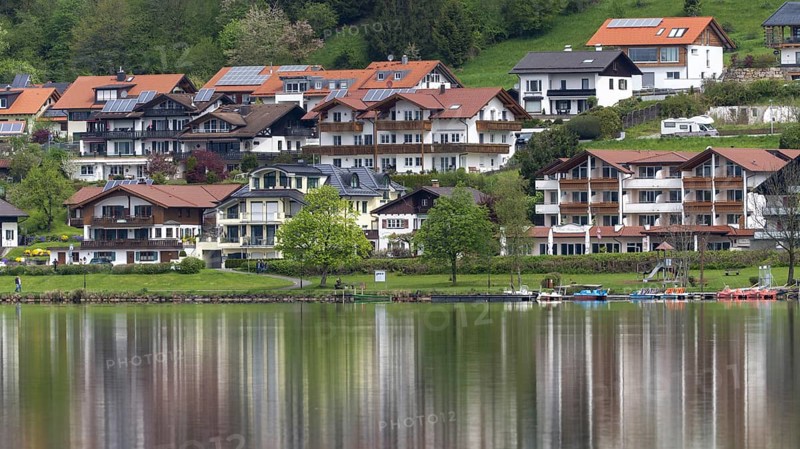 Lake Hopfensee, behind it Hopfen am See, near Füssen, Ostallgäu, Allgäu, Bavaria, Germany, Europe