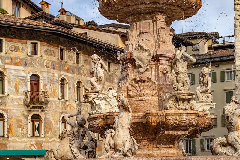 Fountain of Neptune and the painted façade of the Case Cazuffi Rella houses on Piazza del Duomo in Trento, Trentino, Italy, Europe
