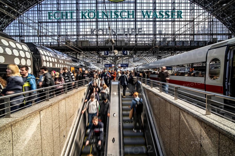 Cologne Central Station, escalators to and from the platform, passengers waiting for the train, Cologne, North Rhine-Westphalia, Germany, Europe