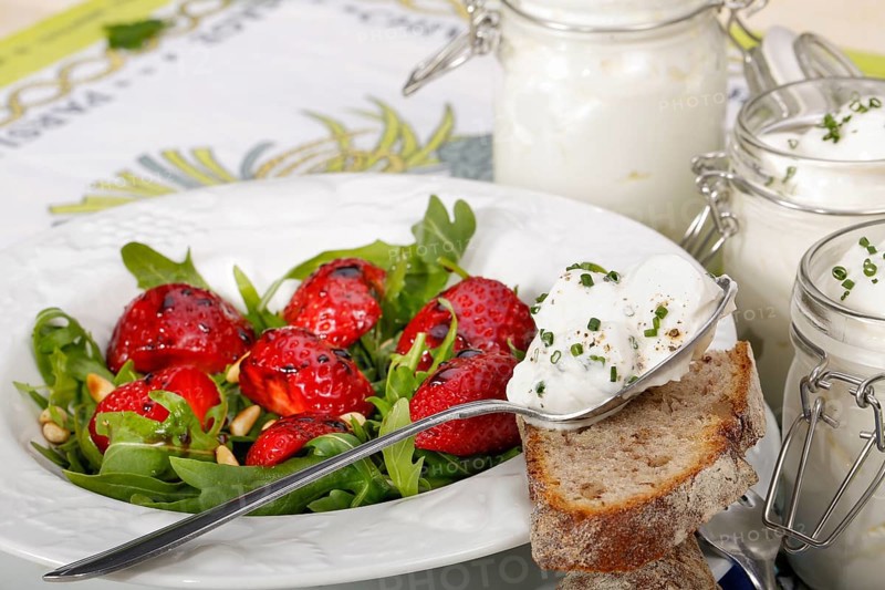 Swabian cuisine, Luggeles cheese in a jar, salad rocket with strawberries, pine nuts, Swabian cream cheese, dairy product, vegetarian, healthy, rocket, bread, chives, arranged on a plate, grandmother's kitchen, regional, home cooking, typical Swabian, traditional cuisine reinterpreted, food photography, studio, Germany, Europe