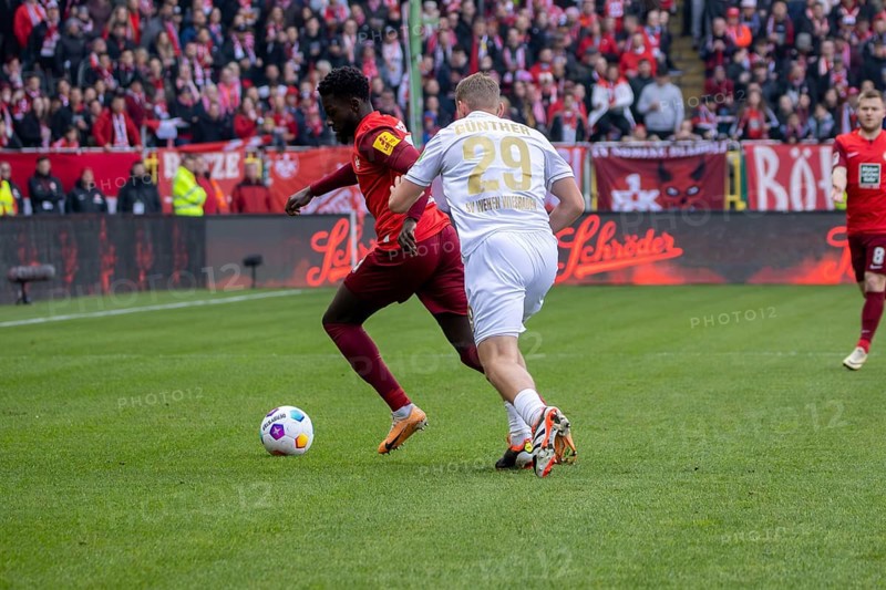 20.04.2024, Football 2nd Bundesliga, Season 2023/24, Matchday 30: 1. FC Kaiserslautern vs SV Wehen Wiesbaden (1:1) . Richmond Tachie (29, 1. FC Kaiserslautern) and Lasse Günther (29, SV Wehen Wiesbaden) in a duel for the ball