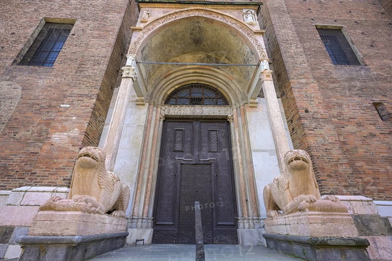 Side portal with lion figures, Cathedral of Santa Maria Assunta, Cremona, Province of Cremona, Italy, Europe