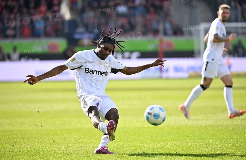 Alejandro Grimaldo Bayer 04 Leverkusen (20) Action on the ball behind Robert Andrich Bayer 04 Leverkusen (08) Voith-Arena, Heidenheim, Baden-Württemberg, Germany, Europe