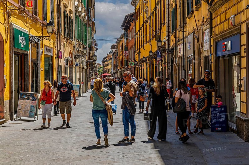 Tourists in the shopping street Corso Italia, Pisa, Tuscany, Italy, Europe