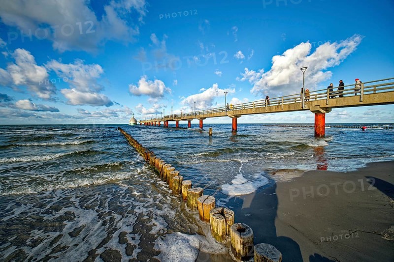 Diving gondola at the Zingst pier, cloudy mood, Zingst, Fischland-Darß-Zingst peninsula, Mecklenburg-Western Pomerania, Germany, Europe