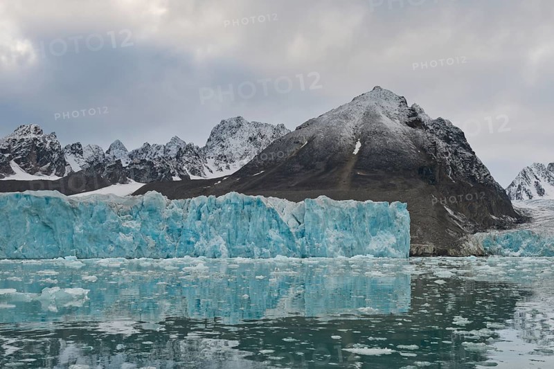 Glacier edge of Monacobreen, Liefdefjord, Woodfjord area, Spitsbergen Island, Svalbard and Jan Mayen archipelago, Norway, Europe