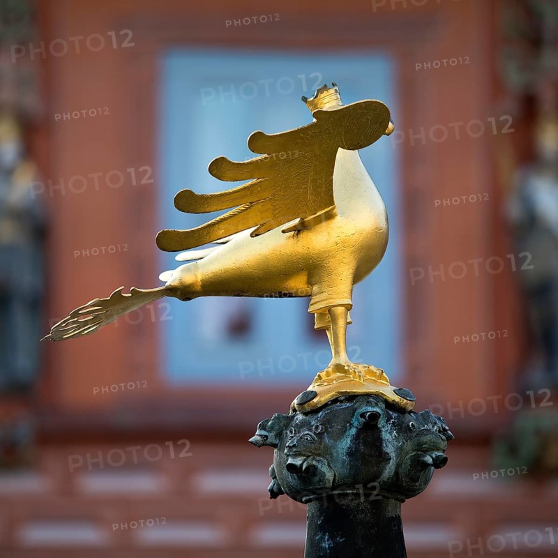 Gilded imperial eagle as a fountain eagle on the market fountain in front of the Kaiserworth guildhall, Old Town, Goslar, UNESCO World Heritage Site, Lower Saxony, Germany, Europe